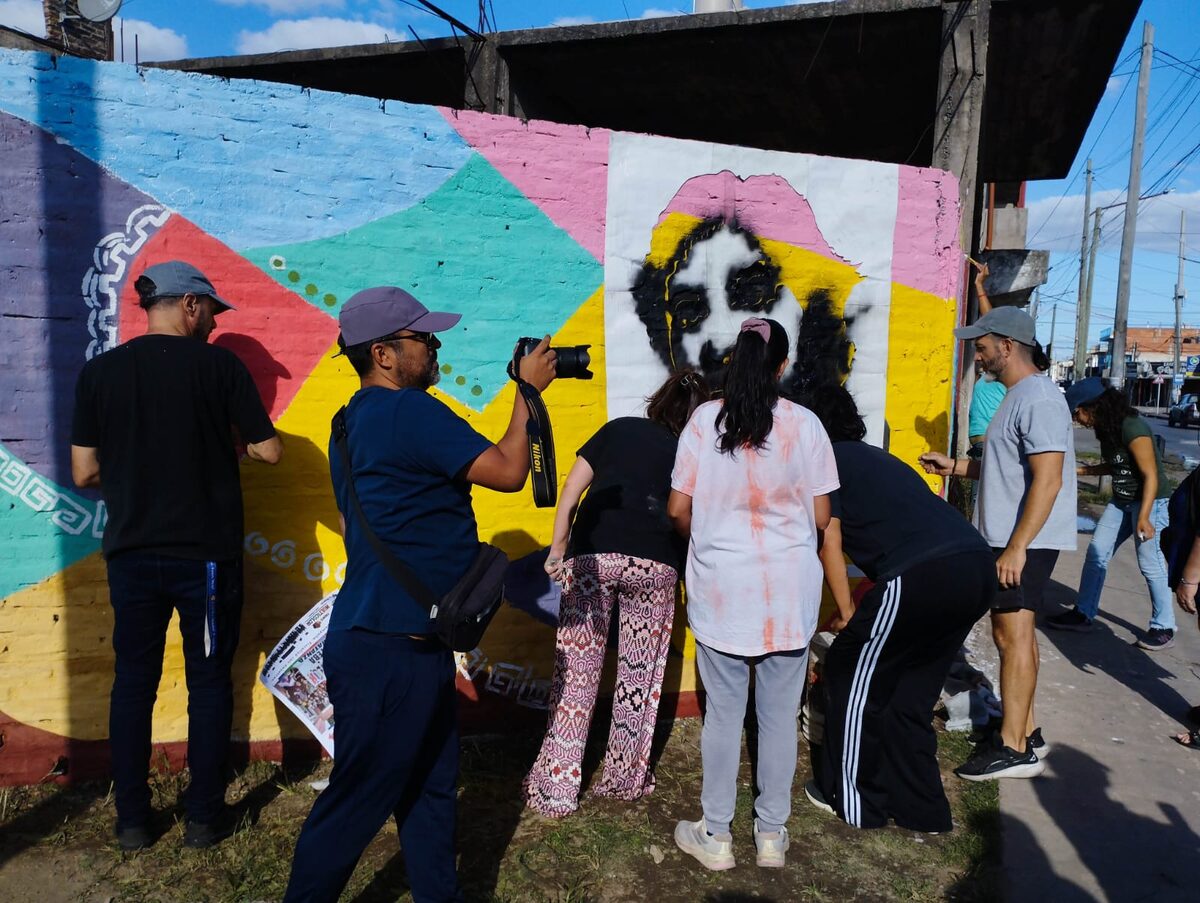 Pintando el mural de Carlos Fuentealba
