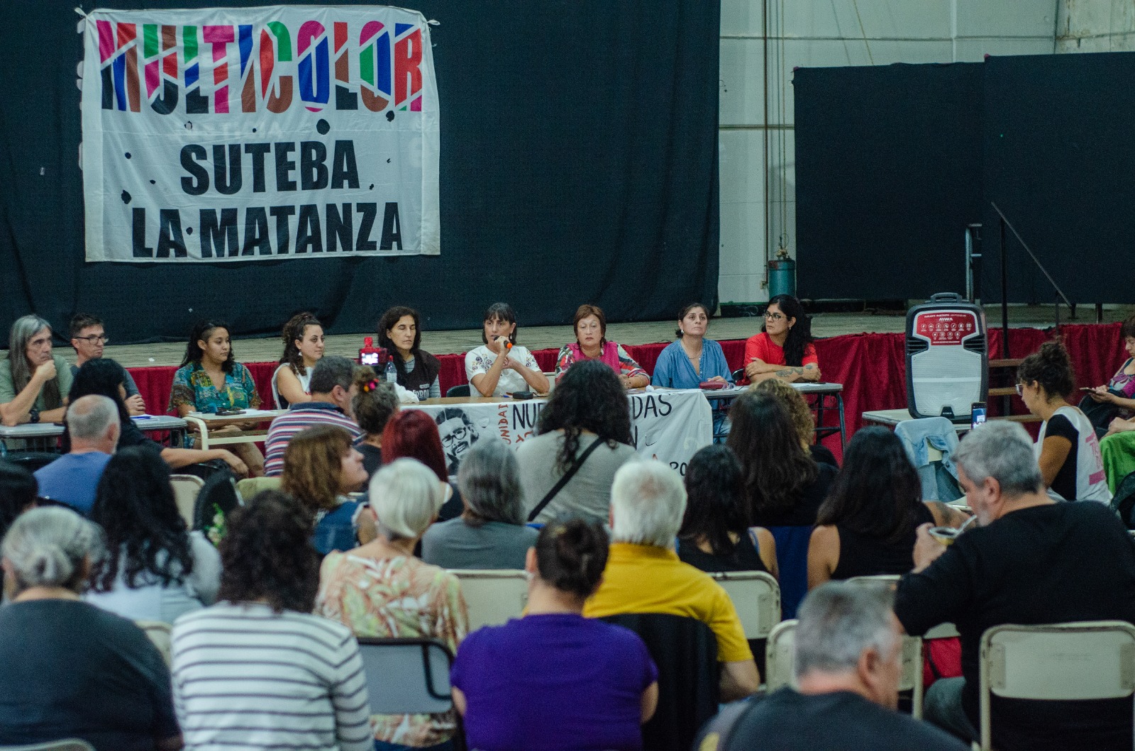 Panel de oradoras en asamblea del Frente Multicolor con gran audiencia docente