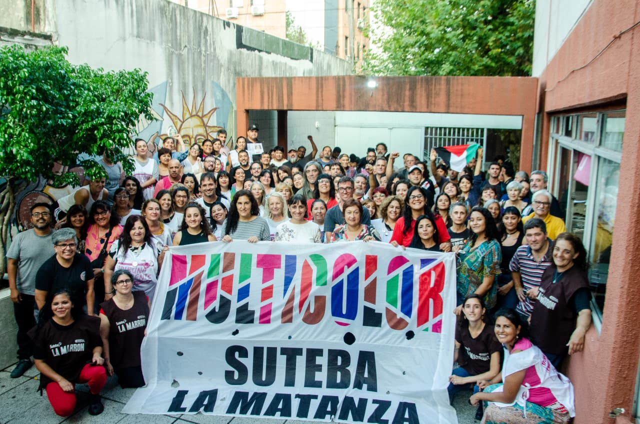 Grupo de docentes del Frente Multicolor sosteniendo la bandera MULTICOLOR SUTEBA La Matanza
