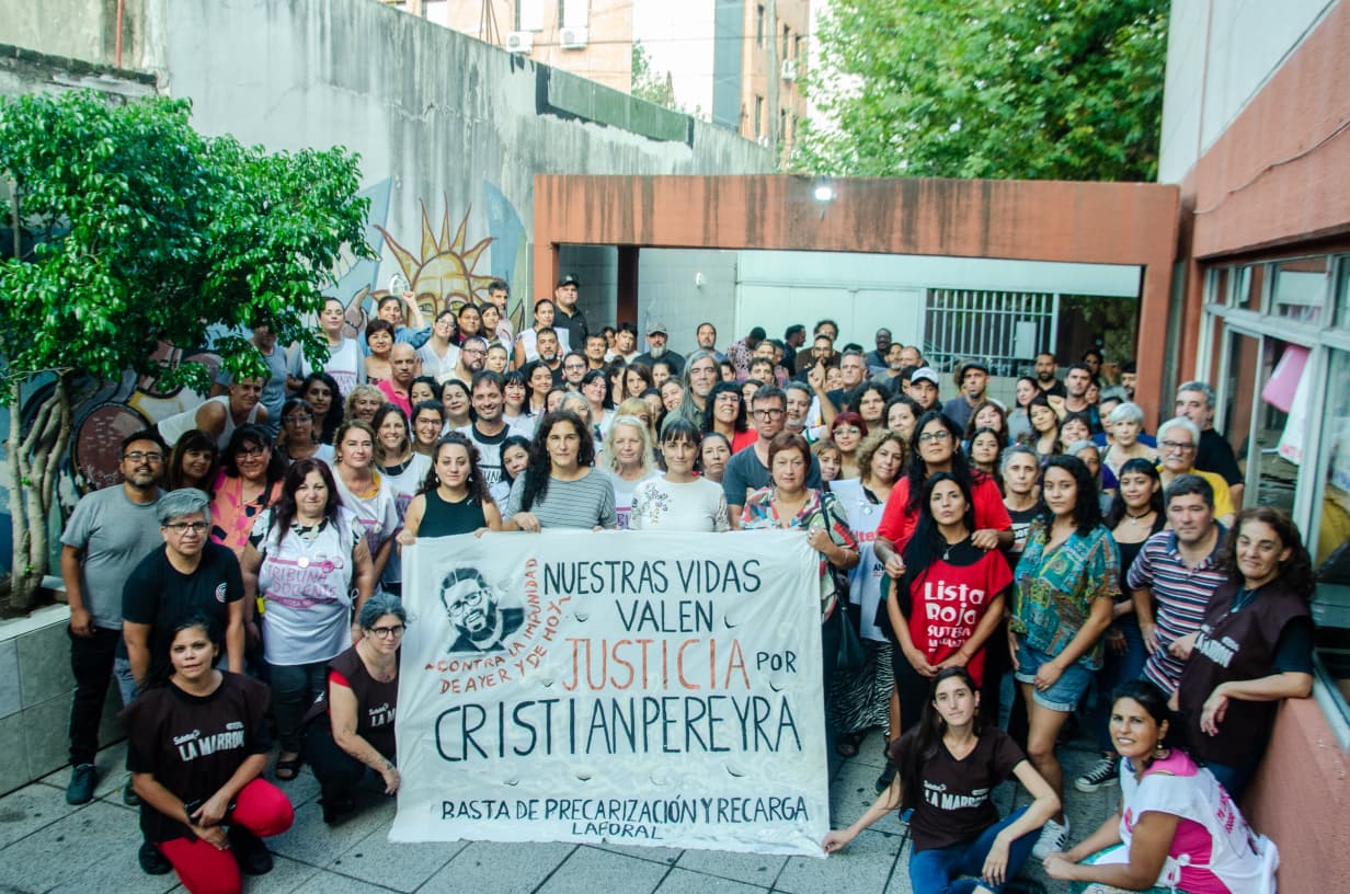 Docentes del Frente Multicolor con cartel Nuestras Vidas Valen - Justicia por Cristian Pereyra en la calle
